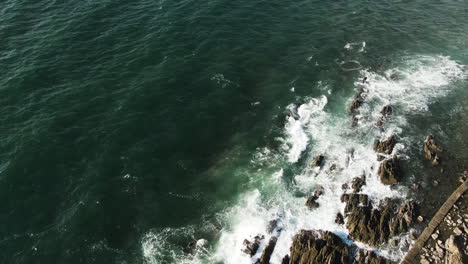 Meereswellen,-Die-Eine-Felsformation-Am-Ufer-Der-Küste-Treffen