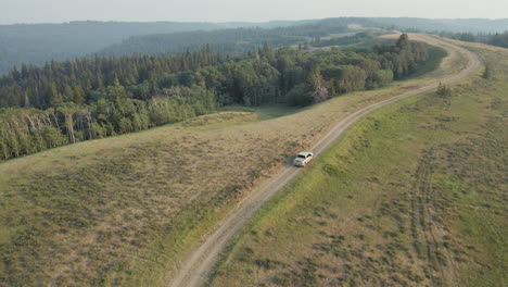 Kleintransporter-Fährt-Auf-Bergpass-In-Der-Nähe-Von-Saskatchewan,-Kanada