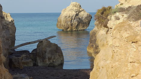 Pequeña-Cala-En-Una-Zona-Rocosa-Con-La-Luz-Del-Amanecer-En-Menorca