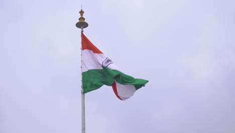 Die-Flagge-Von-Indien-Fliegt-In-Der-Luft