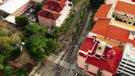 ATHLETES-BIKING-IN-THE-WORLD-TRIATHLON-CUP-ON-HUATULCO-STREETS