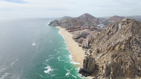 Antenne:-Beliebter-Strand-Von-Baja-California-Sur-Auf-Der-Halbinsel-Cabo-San-Lucas,-Mexiko
