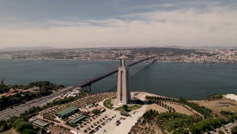 Puente-25-De-Abril-Que-Une-Almada-Con-Lisboa
