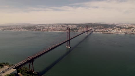 Geschäftiger-Zweiwegeverkehr-Auf-Der-Brücke-Ponte-25-De-Abril,-Die-Lissabon-Und-Almada-über-Den-Tejo-Verbindet