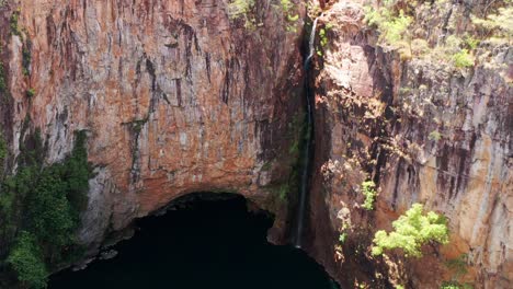Cataratas-Tolmer-Con-Cascada-De-Agua-A-Través-De-La-Escarpa-Hasta-La-Piscina-De-Inmersión-En-El-Parque-Nacional-Litchfield,-Nt,-Australia
