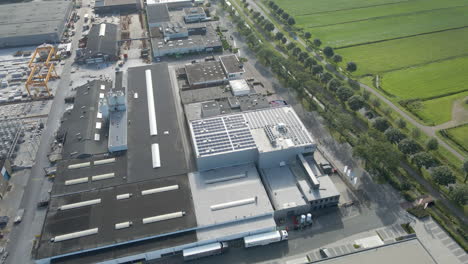 Vista-Aérea-De-Paneles-Solares-En-La-Azotea-Del-Edificio-Industrial