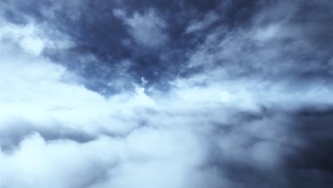 Zeitraffer-Gewitter-Beim-Fliegen-Durch-Weiße-Wolken-Am-Himmel