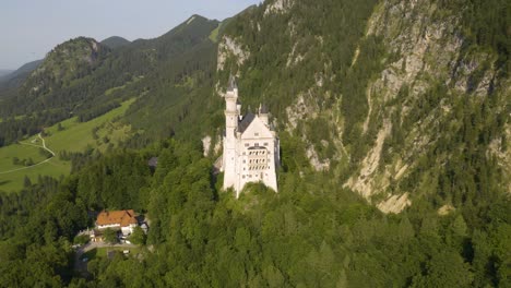 Castillo-De-Neuschwanstein-En-Baviera,-Alemania-En-Una-Hermosa-Tarde-De-Verano