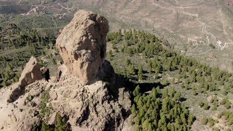 Vuelo-Alrededor-De-Roque-Nublo,-Una-Roca-Volcánica-En-La-Caldera-De-Tejeda,-Gran-Canaria,-Islas-Canarias,-España