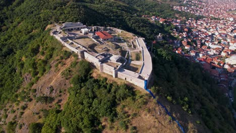 Steinmauern-Des-Schlosses,-Das-über-Der-Schönen-Stadt-Prizren-Mit-Roten-Dachhäusern-Steht