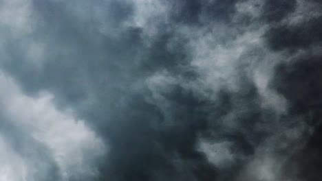 4k-Dunkle-Wolken-Des-Gewitters,-Die-Sich-Am-Himmel-Bewegen