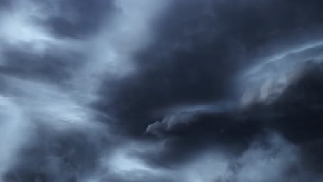 Stürme,-Die-Innerhalb-Der-Dunklen-Wolken-Am-Himmel-Auftreten,-Gewitter