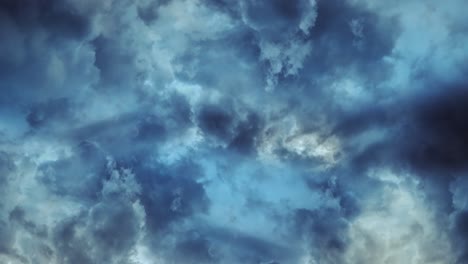 Cielo-De-4k-Y-Nubes-Espesas-Con-Tormenta-En-Marcha