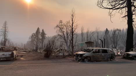 Ciudad-En-Ruinas-Después-De-Un-Gran-Incendio-Forestal-En-California