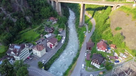 Revealing-Shot-Of-Charstelenbach-Bridge-Crossing-Bristentobel-Gorge-In-Silenen,-Switzerland