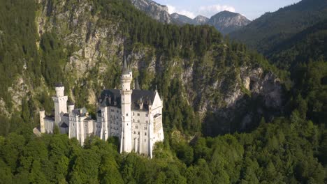Increíble-Y-Pintoresco-Castillo-De-Neuschwanstein-En-El-Estado-Bávaro-De-Alemania,-Cerca-De-Munich