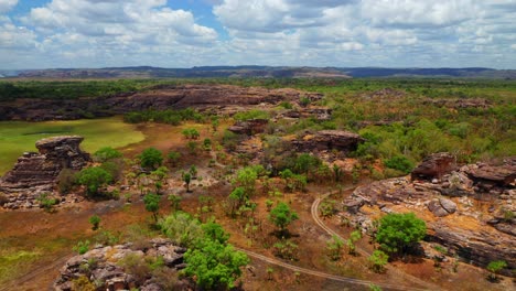 Fliegen-über-Felsformationen-Zwischen-Feuchtgebieten-In-Ubirr-Im-Kakadu-National-Park,-Northern-Territory,-Australien