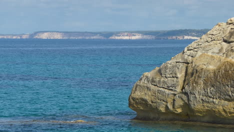 Großer-Kreidefelsen,-Der-Im-Durchsichtigen-Mittelmeer-An-Der-Südküste-Der-Insel-Menorca-Versinkt
