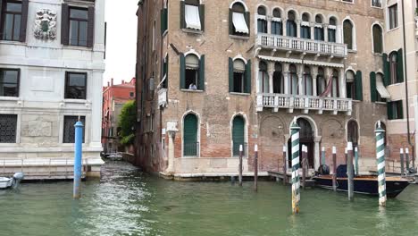 Exterior-of-Old-Venetian-Waterfront-Houses-on-Grand-Canal,-View-From-Water