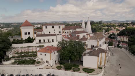 Nationalpalast-Sintra-Im-Gotischen-Stil-Mit-Zwei-Markanten-Schornsteinen,-Portugal