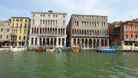 Gorgeous-Exterior-of-Venetian-Waterfront-Houses-In-Venice,-Italy