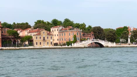Wohlhabende-Traditionelle-Venezianische-Häuser-Am-Wasser-In-Venedig,-Italien