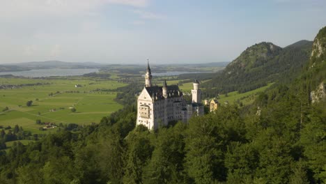 Erstaunliche-Filmische-Enthüllung-Von-Schloss-Neuschwanstein-An-Einem-Magischen-Sommertag