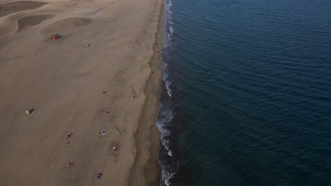 Dlog-Flache-Sanddünen-Luftaufnahme,-Maspalomas-Von-Oben,-Gran-Canaria-Beach,-Spanien