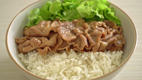 Hausgemachte-Japanische-Donburi-Reisschüssel-Mit-Schweinefleisch