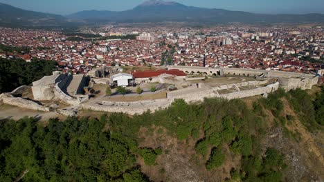 Burg-Mit-Steinmauern-Auf-Der-Spitze-Des-Hügels-über-Der-Schönen-Stadt-Prizren-Im-Kosovo