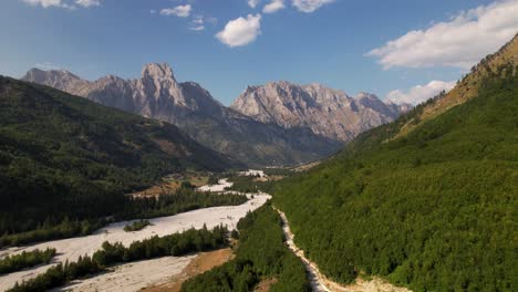 Casa-De-Huéspedes-En-El-Hermoso-Valle-De-Valbone-En-El-Norte-De-Albania,-Rodeada-De-Bosques-Verdes-Y-Altas-Montañas