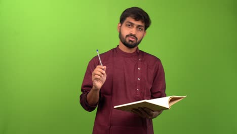 Indischer-Mann,-Der-Sich-Als-Lehrer-Oder-Tutor-In-Einem-Grünen-Hintergrund-Ausgibt
