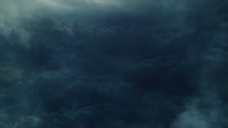 Pov-Von-Oben-Cumulonimbus-Wolken-Am-Himmel,-Die-Sich-Während-Eines-Gewitters-Bewegen