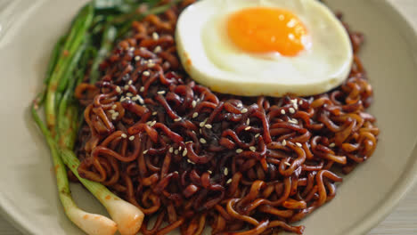 Hausgemachte-Getrocknete-Koreanische-Würzige-Schwarze-Sauce-Instant-Nudeln-Mit-Spiegelei-Und-Kimchi