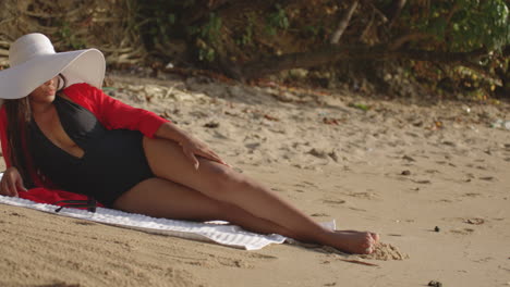 Stilvolles-Sexy-Latino-frauenmodell,-Das-Auf-Ihrer-Seite-Auf-Dem-Tropischen-Strand-Ein-Sonnenbad-Nimmt,-Schwenken-Enthüllen-Erschossen