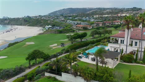 Rotierende-Luftaufnahme-Eines-Hauses-Mit-Pool-Und-Blick-Auf-Den-Golfplatz-Monarch-Beach-In-Dana-Point,-Kalifornien