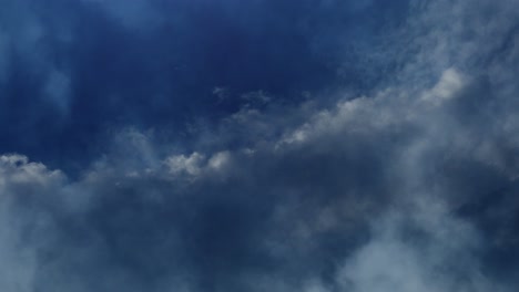 Blauer-Himmel-Und-Dunkle-Wolken,-Gewitter