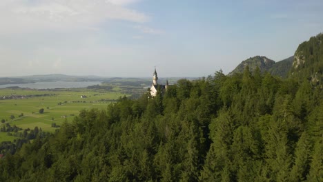 Luftaufnahmen-Von-Schloss-Neuschwanstein,-Versteckt-Hinter-Alpenbäumen-Am-Sommertag