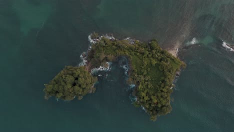 Draufsicht-Auf-Die-Insel-Punta-Mona-Inmitten-Des-Blauen-Wassers-Der-Karibik-In-Costa-Rica
