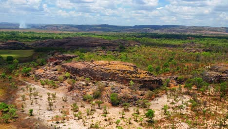 Antena-De-Formaciones-Rocosas-Masivas-De-Ubirr-En-El-Parque-Nacional-Kakadu,-Territorio-Del-Norte,-Australia
