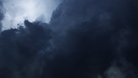 Fliegende-Dunkle-Wolken-über-Den-Himmel-Und-Gewitter