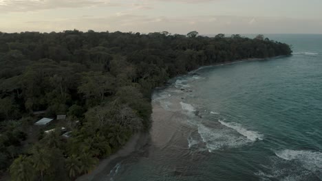 Costa-Idílica-De-Punta-Mona,-Paraíso-Desconocido