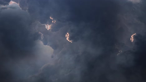 Gewitter-In-Dunklen-Und-Sich-Bewegenden-Kolumbuswolken