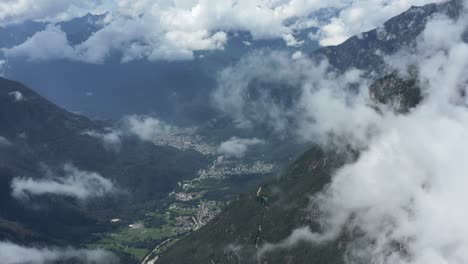 Drohnen-Luftaufnahme-Des-Valchiavenna-Tals-In-Norditalien,-Seitliche-Enthüllung-Durch-Die-Wolken