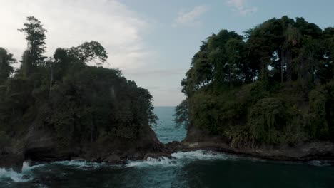 Drohne-Ging-Zwischen-Den-Beiden-Inseln-Mit-Bäumen-Vorbei-Und-Enthüllte-Eine-Wunderschöne-Seelandschaft-In-Costa-Rica