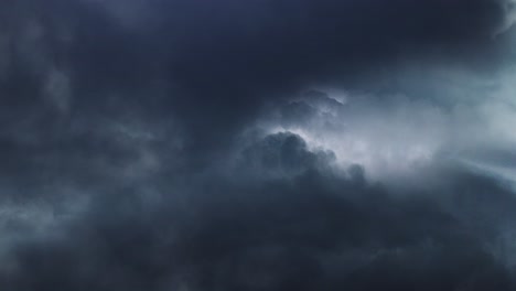 Sicht-Gewitter-Und-Dunkle-Wolken-Ziehen-über-Den-Himmel