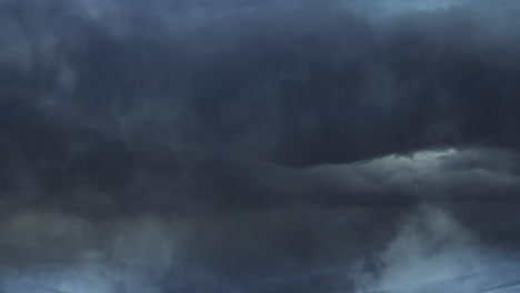 Dunkle-Wolken-Vor-Dem-Regensturm-Am-Himmel,-Gewitter
