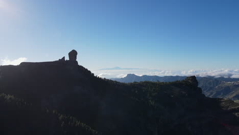 Roque-Bentayga-Blick-Vom-Mirador-De-Degollada-Becerra,-Im-Hintergrund-Insel-Teneriffa-Und-Teide,-Kanarische-Insel,-Zeitraffer,-4k