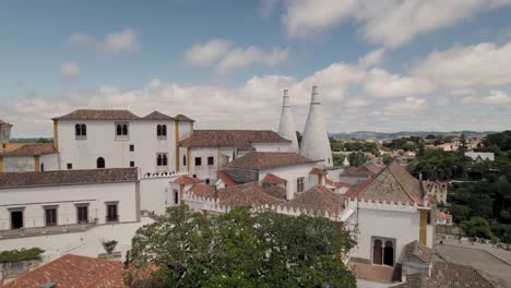 Toma-Panorámica-Cinematográfica-De-La-Residencia-Real-Medieval,-Bien-Conservado-Palacio-De-La-Ciudad-De-Sintra-En-Lisboa