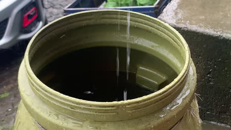 Traditionelles-äthiopisches-Restaurant-Sammeln-Regenwasser-Zur-Wiederverwendung,-Spülen-Das-Geschirr-Und-Reinigen-Die-Böden